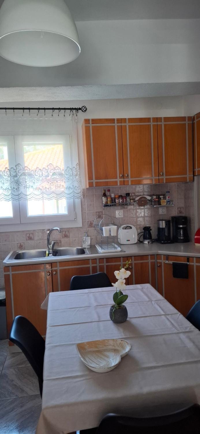 Dining area, kitchen
