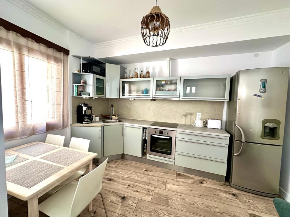 Kitchen or kitchenette, Dining area, dishwasher, oven, stove, toaster