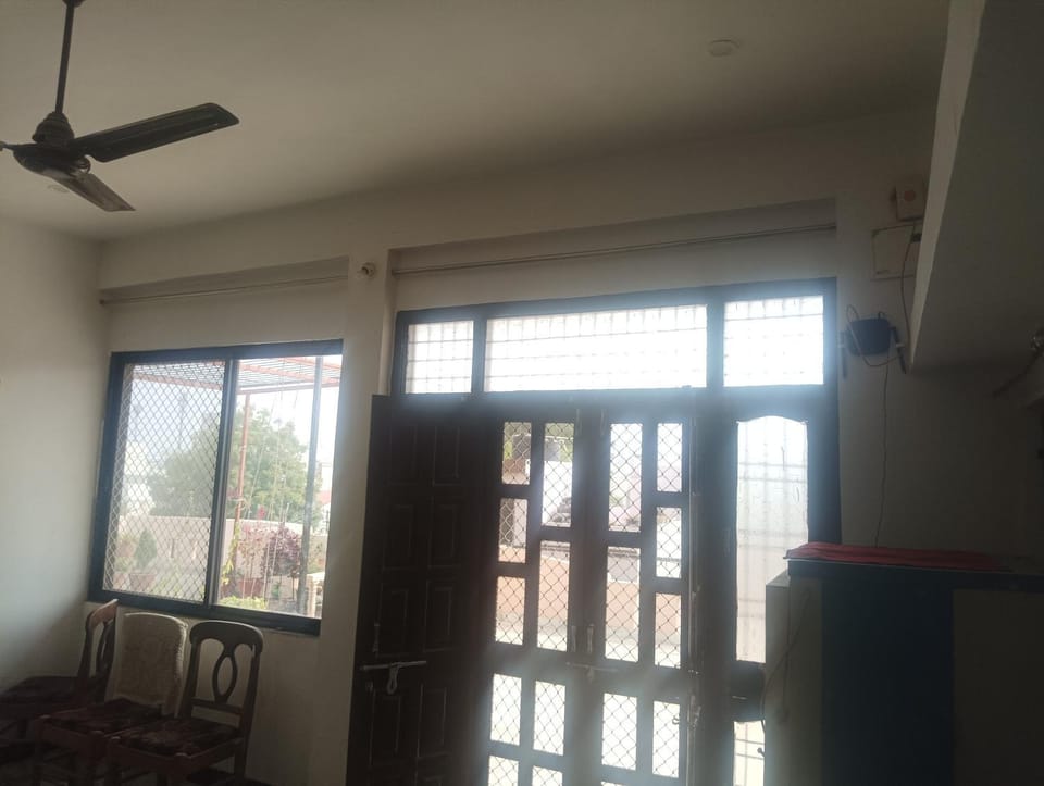 Dining area, fireplace