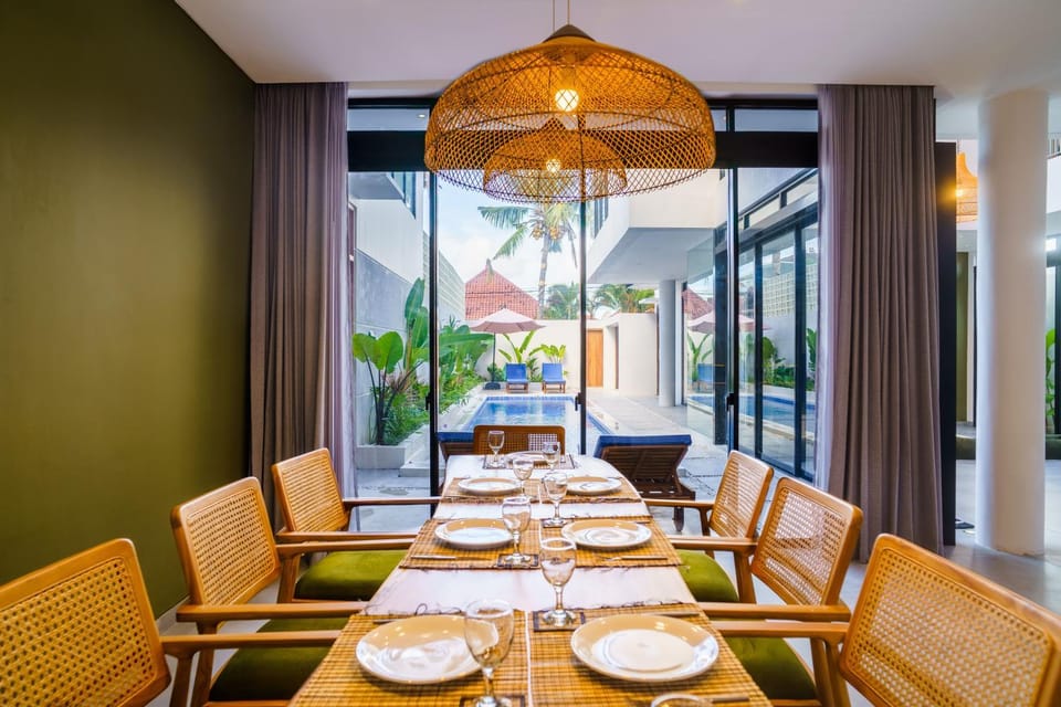 Dining area, Pool view
