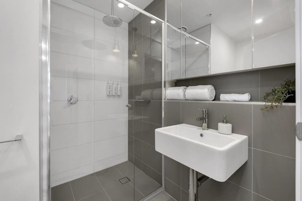 Entire South Melb Apt with 2Brm 2Bath and Balcony Apartment in Southbank