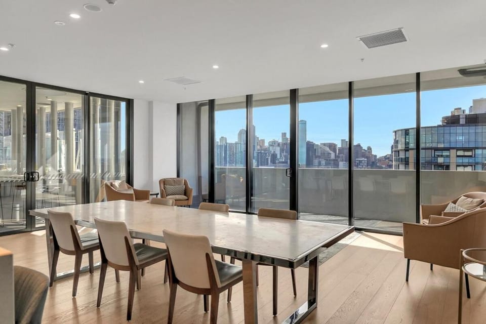 Entire South Melb Apt with 2Brm 2Bath and Balcony Apartment in Southbank