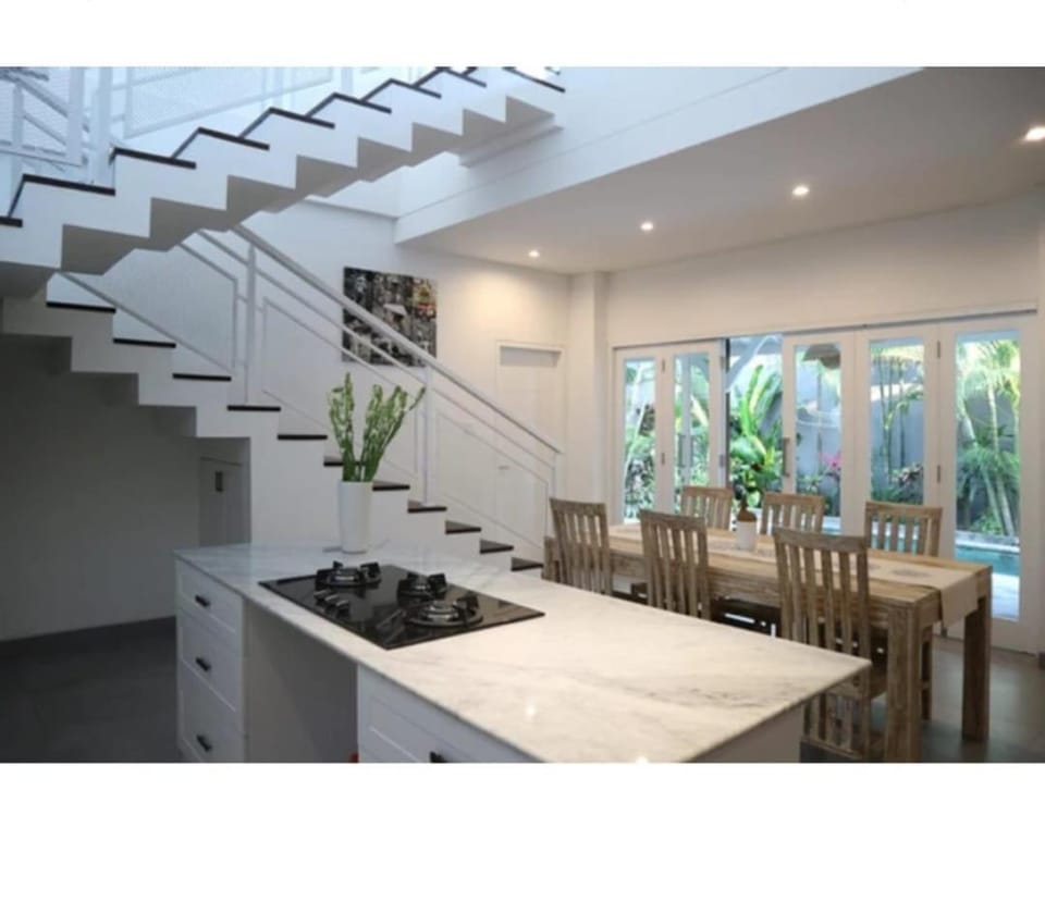 Kitchen or kitchenette, Living room, Seating area, Dining area