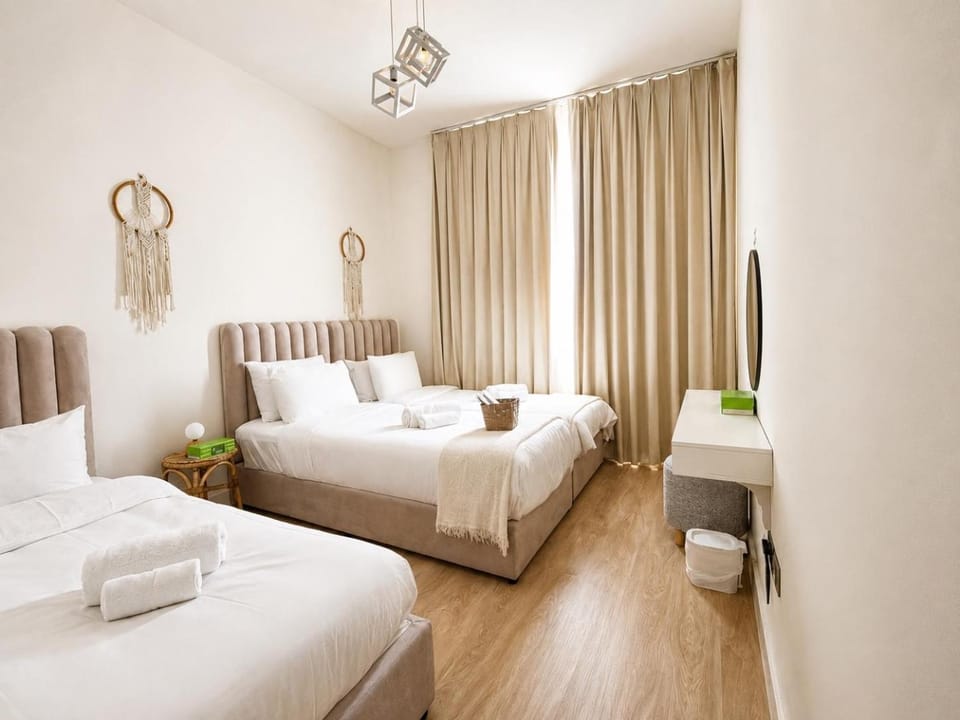 Bed, TV and multimedia, Photo of the whole room, Bedroom, hair dresser, towels