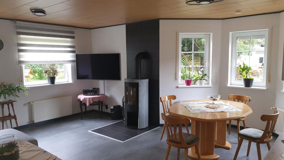 TV and multimedia, Living room, Seating area, Dining area