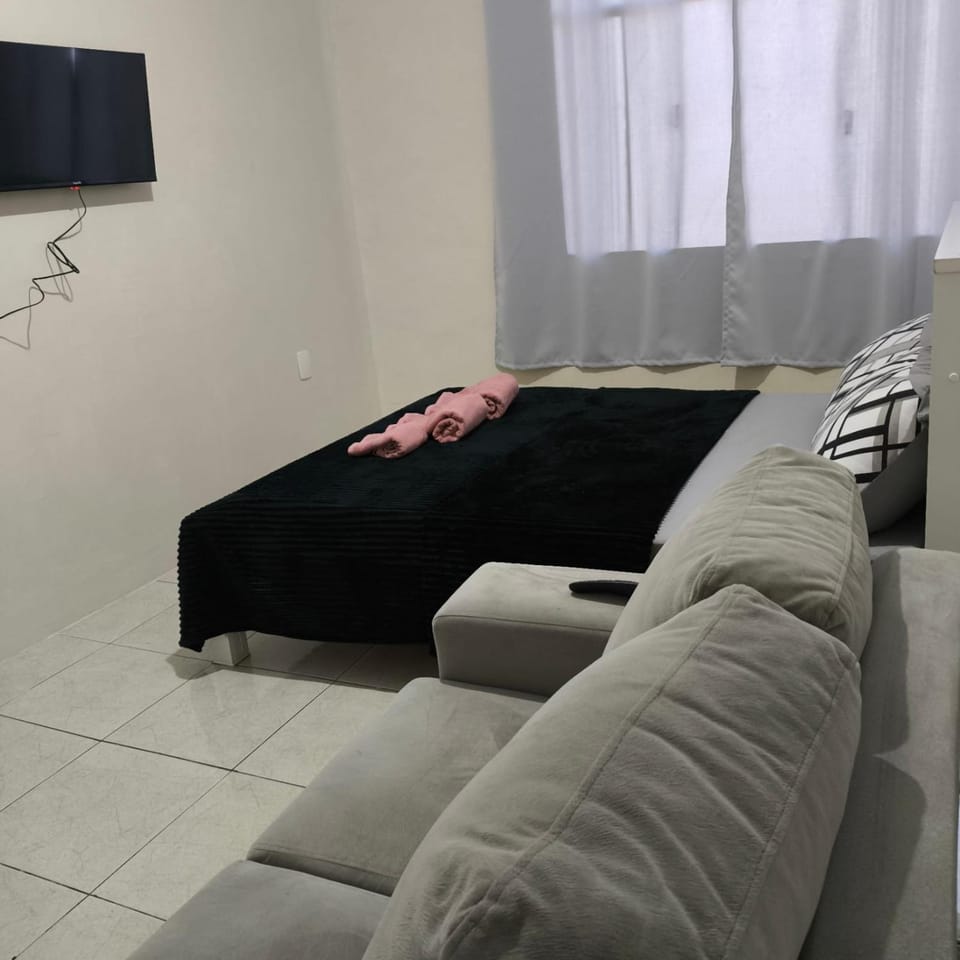 Bed, TV and multimedia, Photo of the whole room, Seating area, Bedroom