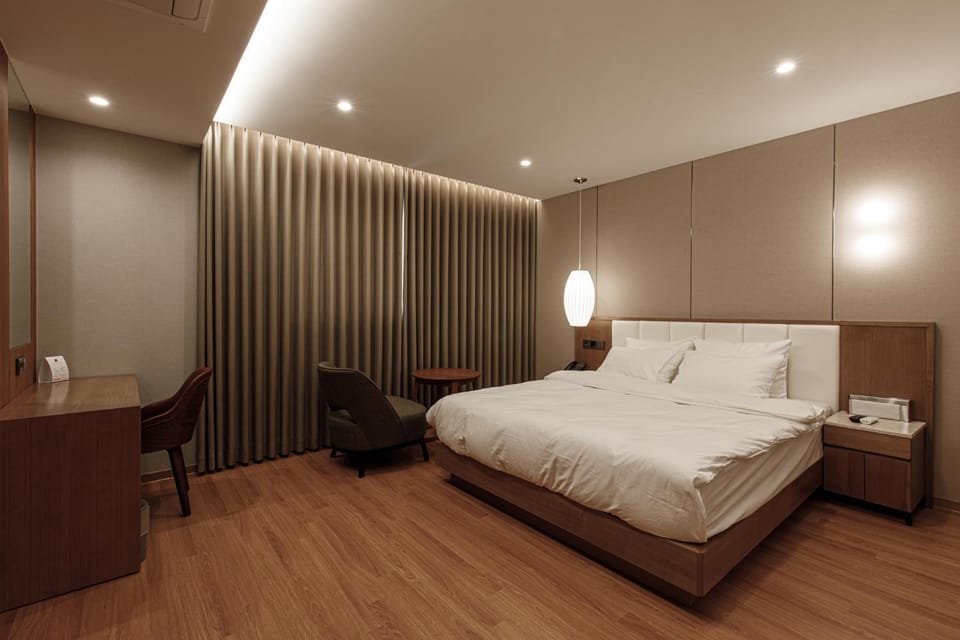 Bed, Seating area