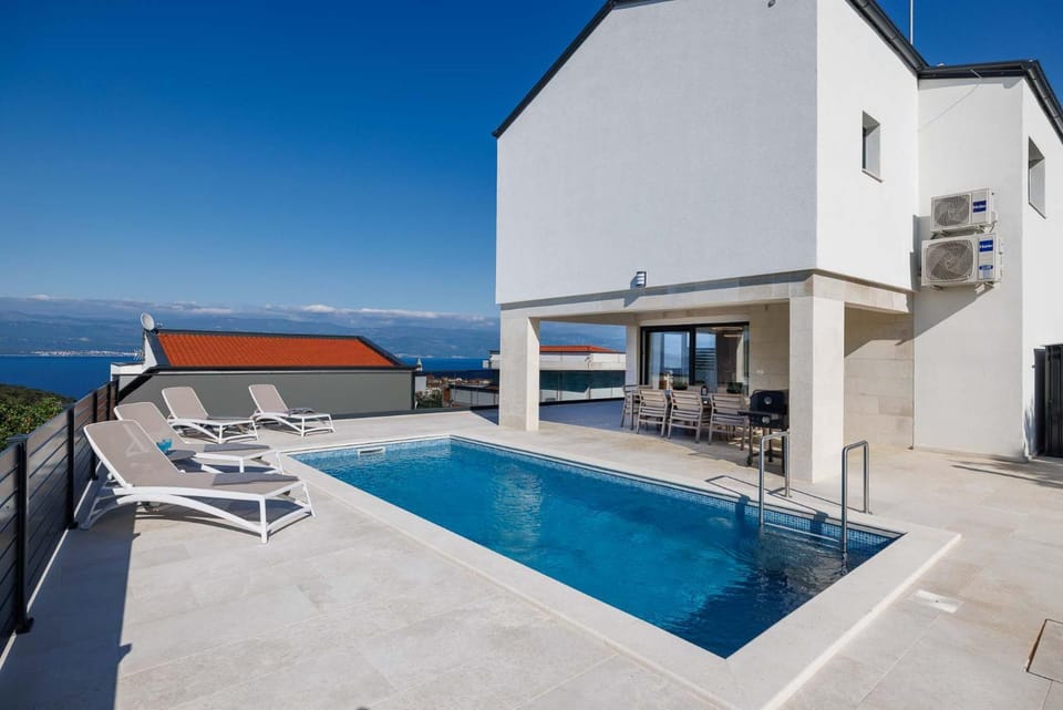 Property building, Sea view, Swimming pool