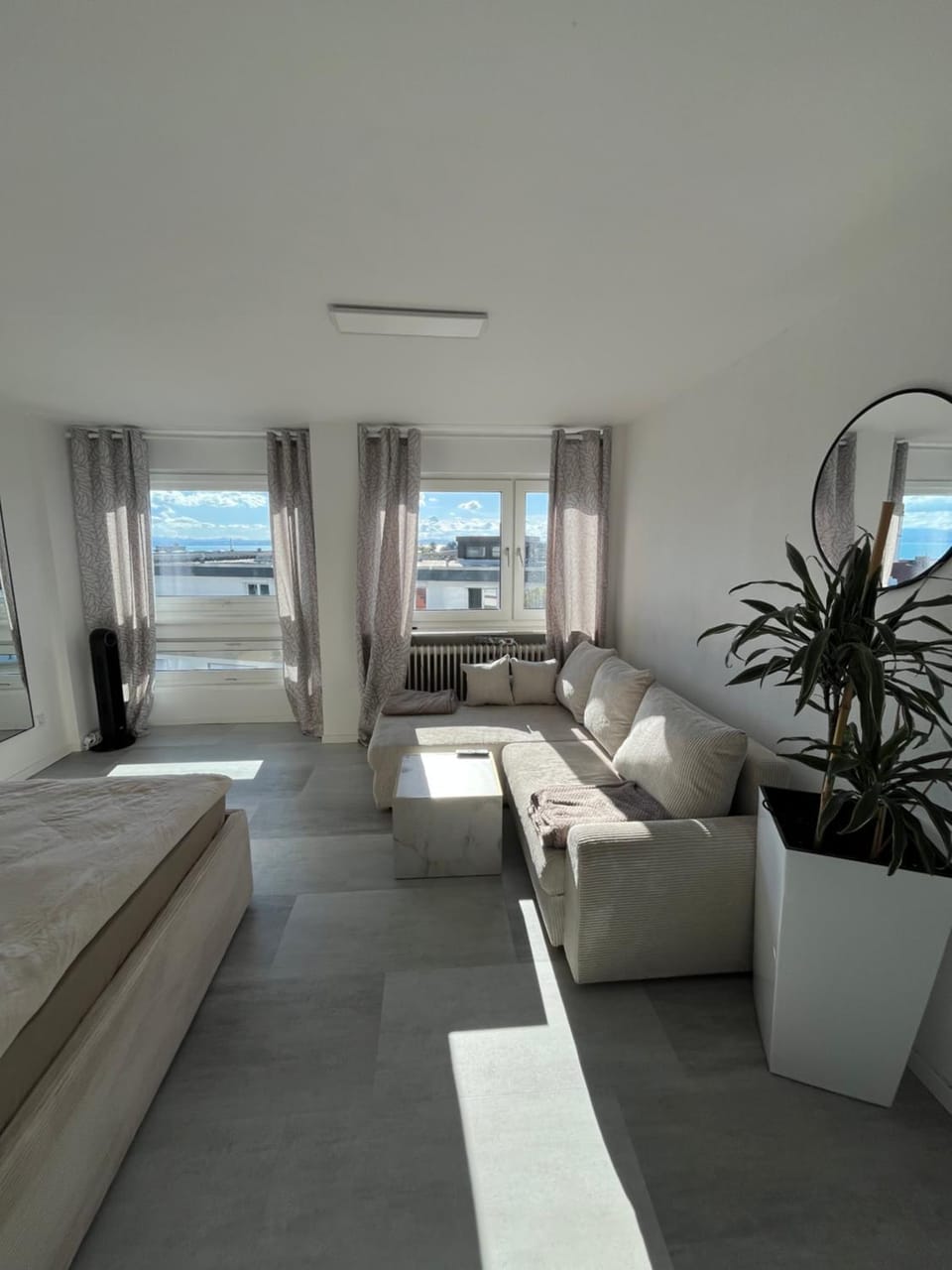 Bed, TV and multimedia, Living room, Photo of the whole room, Seating area, Bedroom