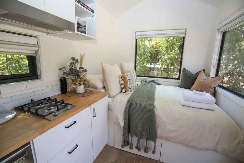 Bed, Kitchen or kitchenette, Bedroom, dishwasher, heating, stove, towels, air conditioner