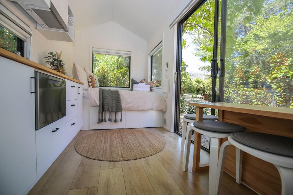 Coffee/tea facilities, Kitchen or kitchenette, Seating area, Dining area, dishwasher, stove