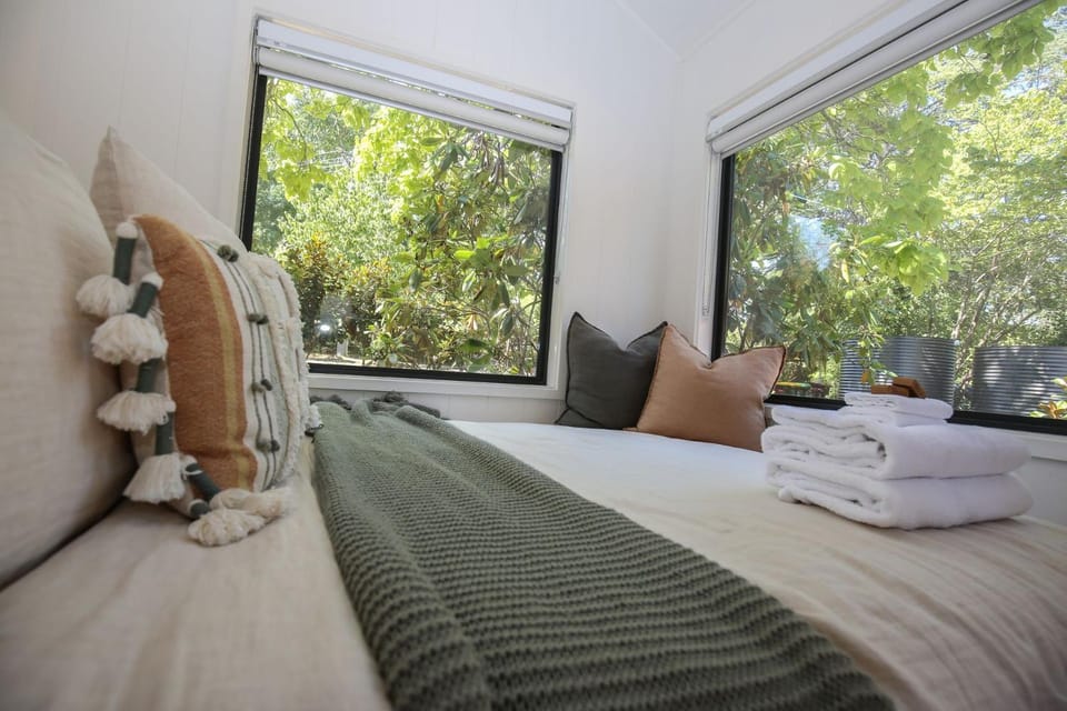 Bed, Bedroom, towels