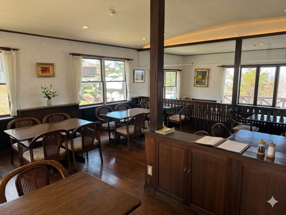 Restaurant/places to eat, Living room