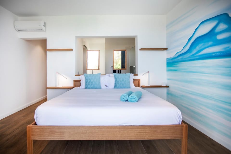 Bed, Photo of the whole room, towels