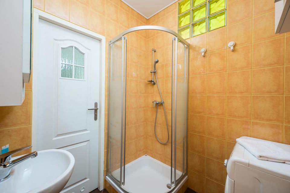 Shower, Toilet, Bathroom, towels