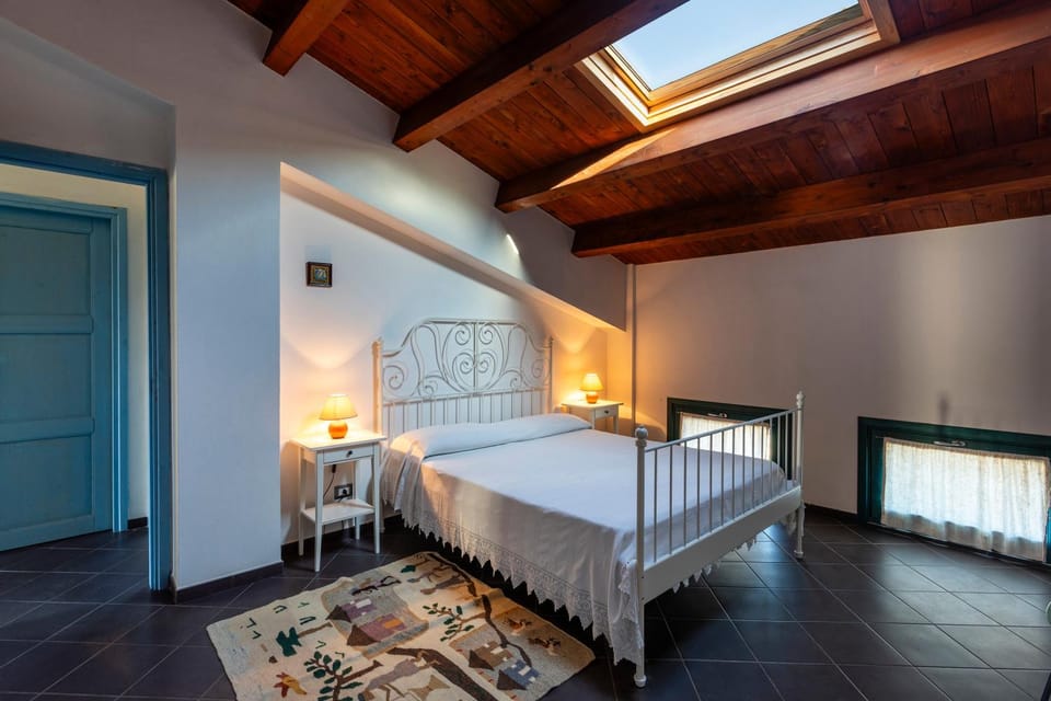 Bedroom, cot, internet, air conditioner