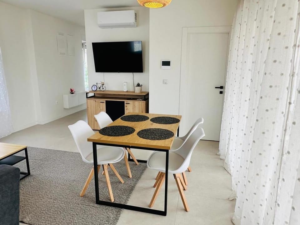 TV and multimedia, Living room, Seating area, Dining area, air conditioner