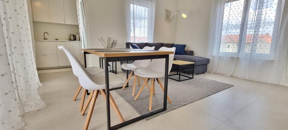 Kitchen or kitchenette, Living room, Seating area, Dining area
