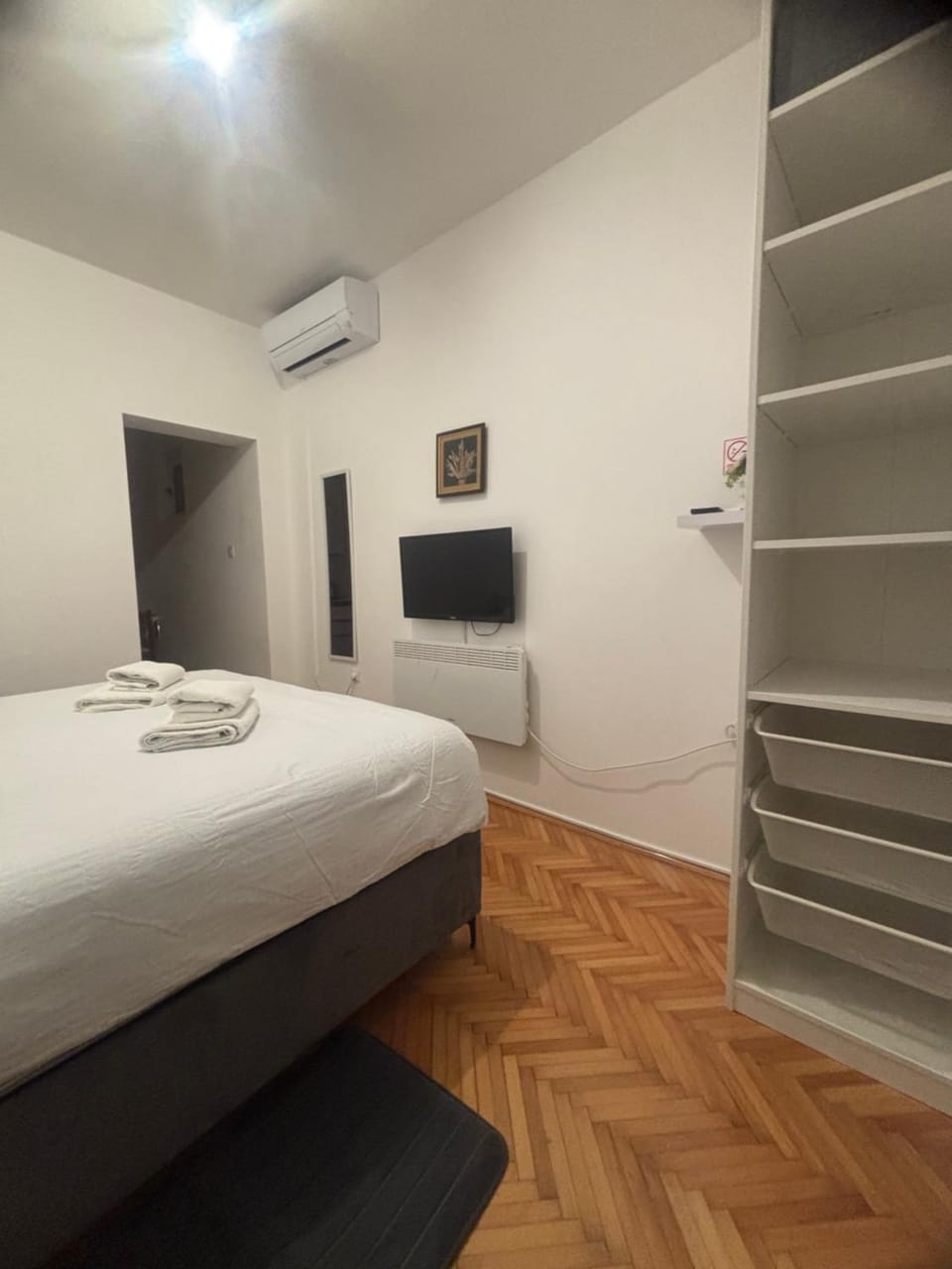 Bed, TV and multimedia, Bedroom, wardrobe, air conditioner