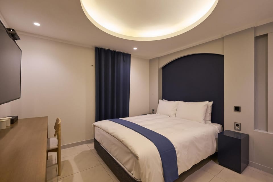 Photo of the whole room, Bedroom
