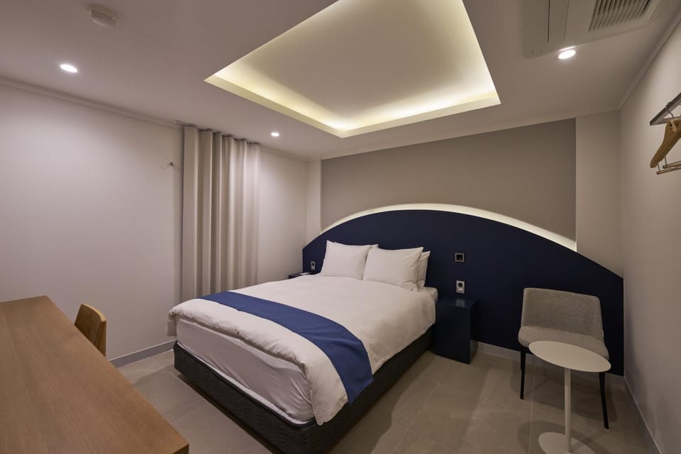 Photo of the whole room, Bedroom