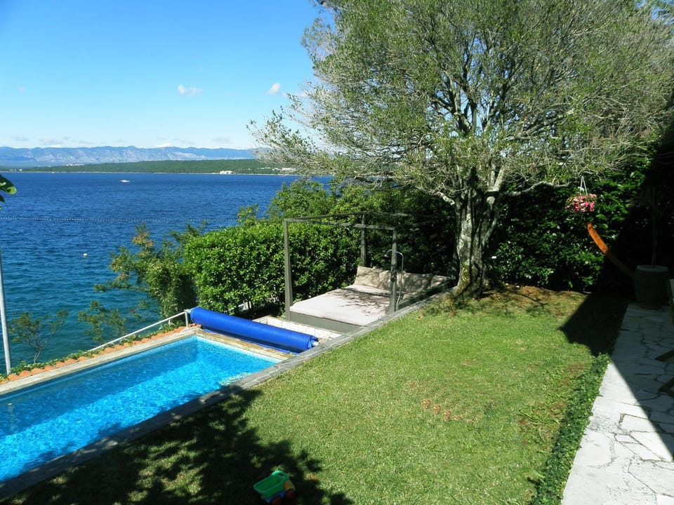 Swimming pool, Swimming pool