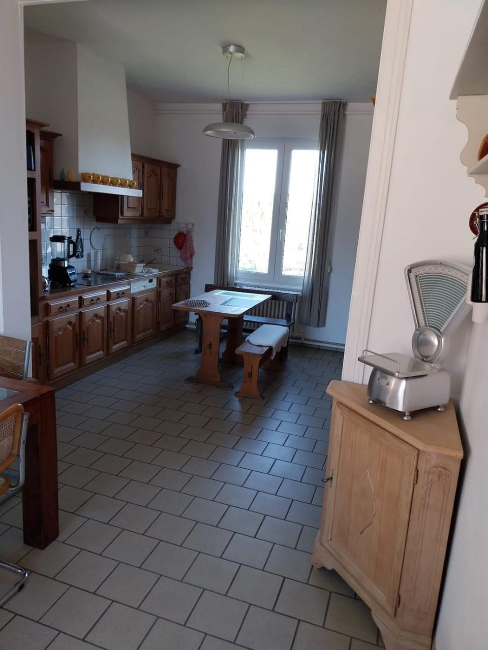Kitchen or kitchenette, dishwasher, stove