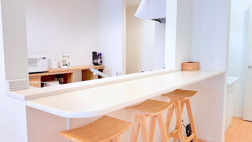 Coffee/tea facilities, Kitchen or kitchenette, Dining area, microwave, kitchen, kitchen