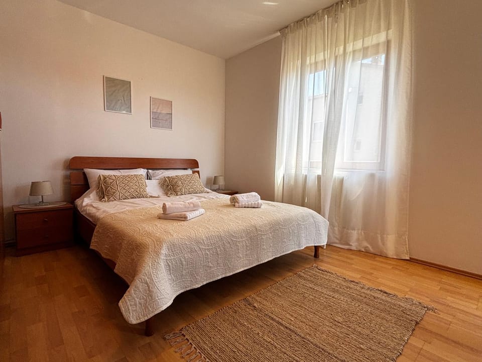 Bedroom, towels