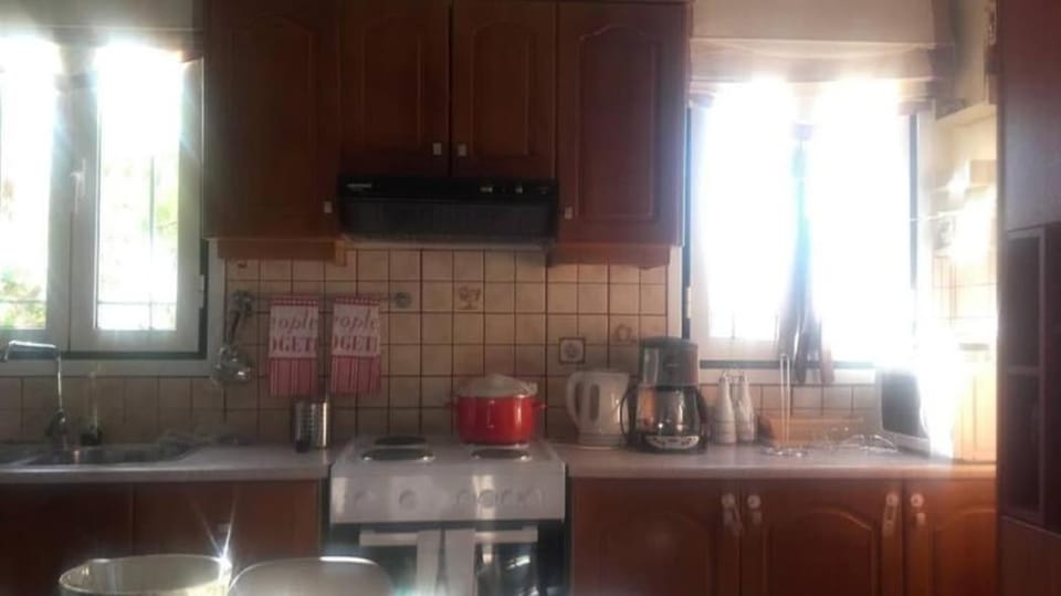 Coffee/tea facilities, Kitchen or kitchenette, stove