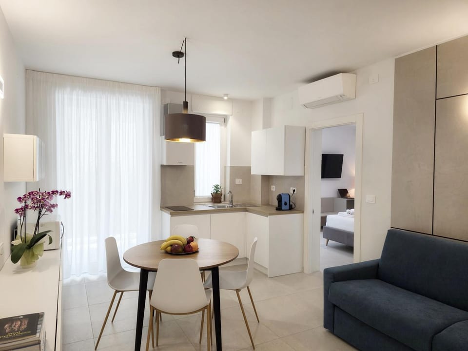 Kitchen or kitchenette, Living room, Seating area, Dining area, Lunch, Lunch