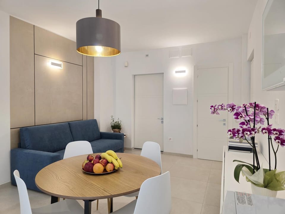Living room, Seating area, Dining area, Lunch, Lunch