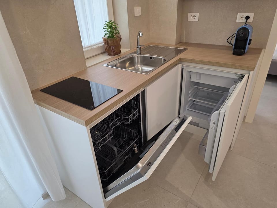 Coffee/tea facilities, Kitchen or kitchenette, dishwasher, stove, stove, kitchen, kitchen