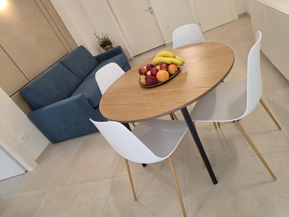 Living room, Seating area, Dining area, Lunch, Lunch