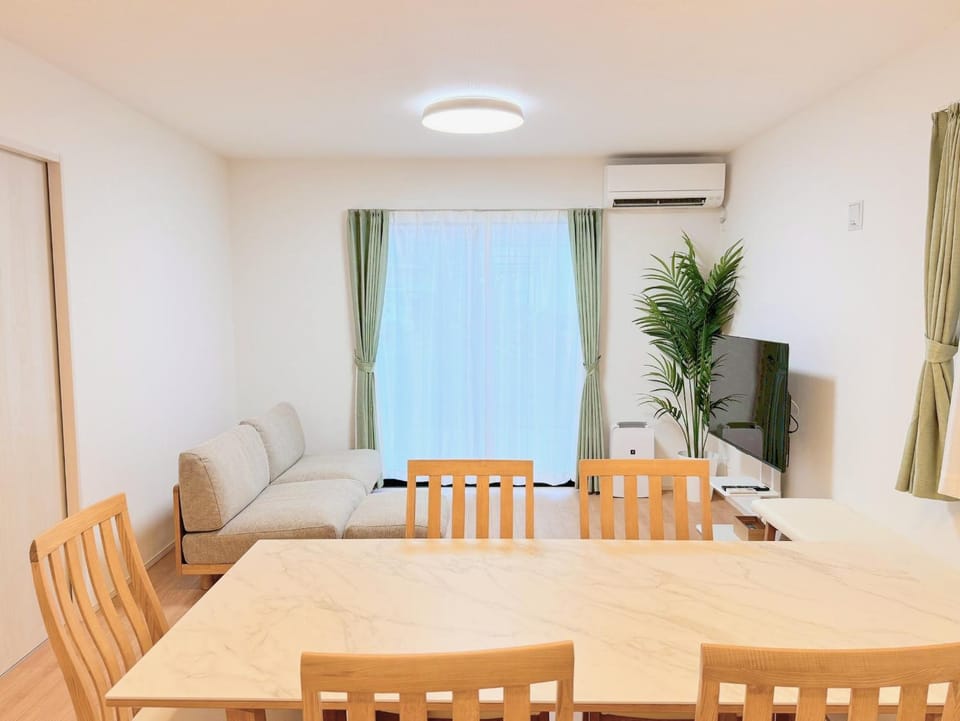 TV and multimedia, Living room, Seating area, Dining area, air conditioner