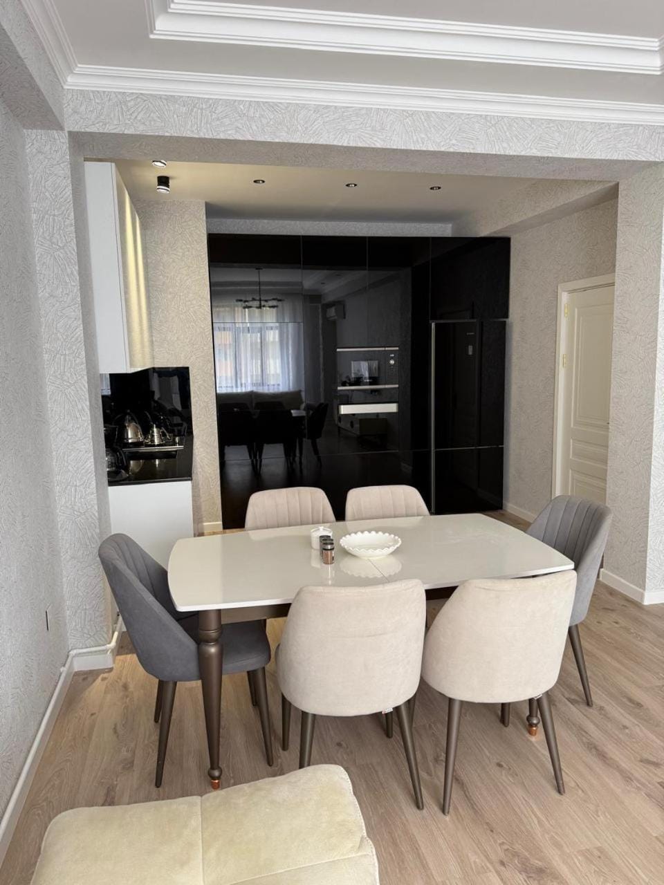 TV and multimedia, Coffee/tea facilities, Kitchen or kitchenette, Living room, Seating area, Dining area