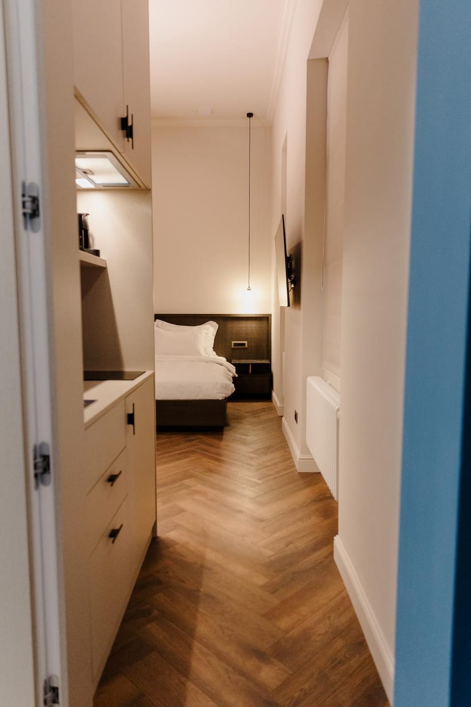 Bed, TV and multimedia, wardrobe