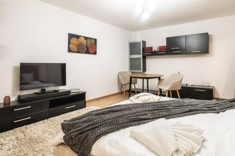 Bed, TV and multimedia, Seating area, Bedroom