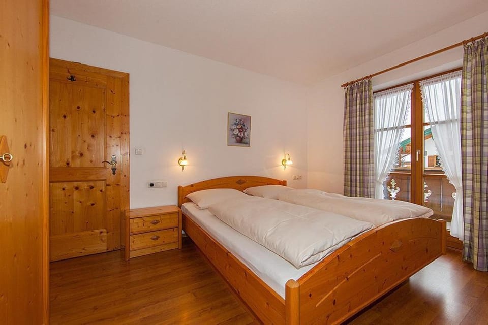 Bed, Photo of the whole room, wardrobe