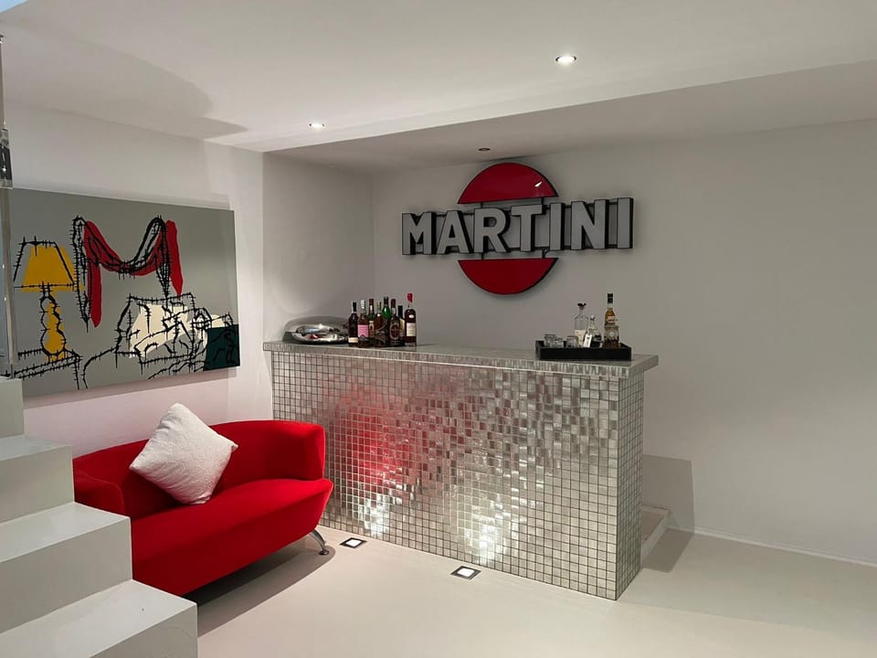 Seating area, minibar