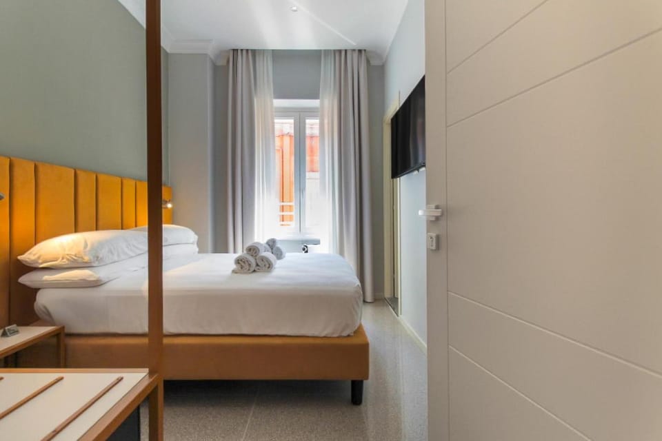 Bed, TV and multimedia, Photo of the whole room, Bedroom