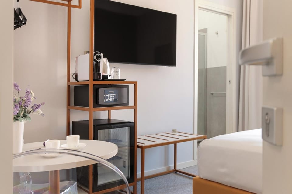 Bed, TV and multimedia, Photo of the whole room, Bedroom
