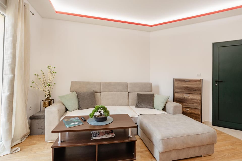Bed, Living room, Photo of the whole room, Seating area