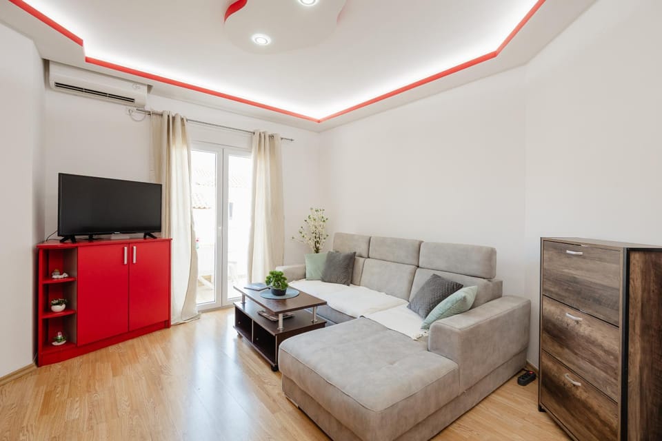 Bed, TV and multimedia, Living room, Photo of the whole room, Seating area, air conditioner