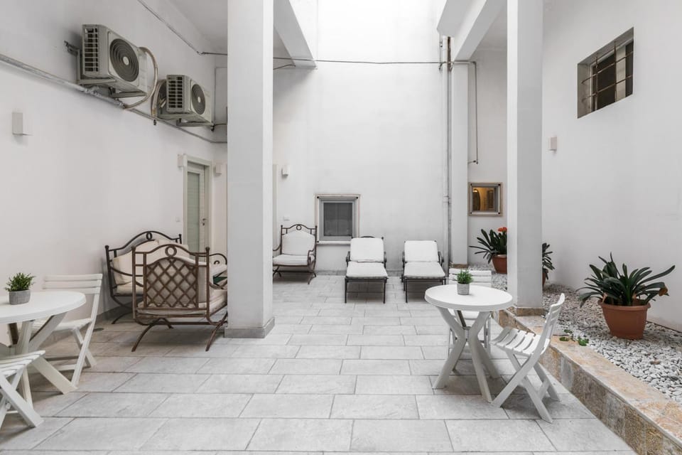 Patio, Living room