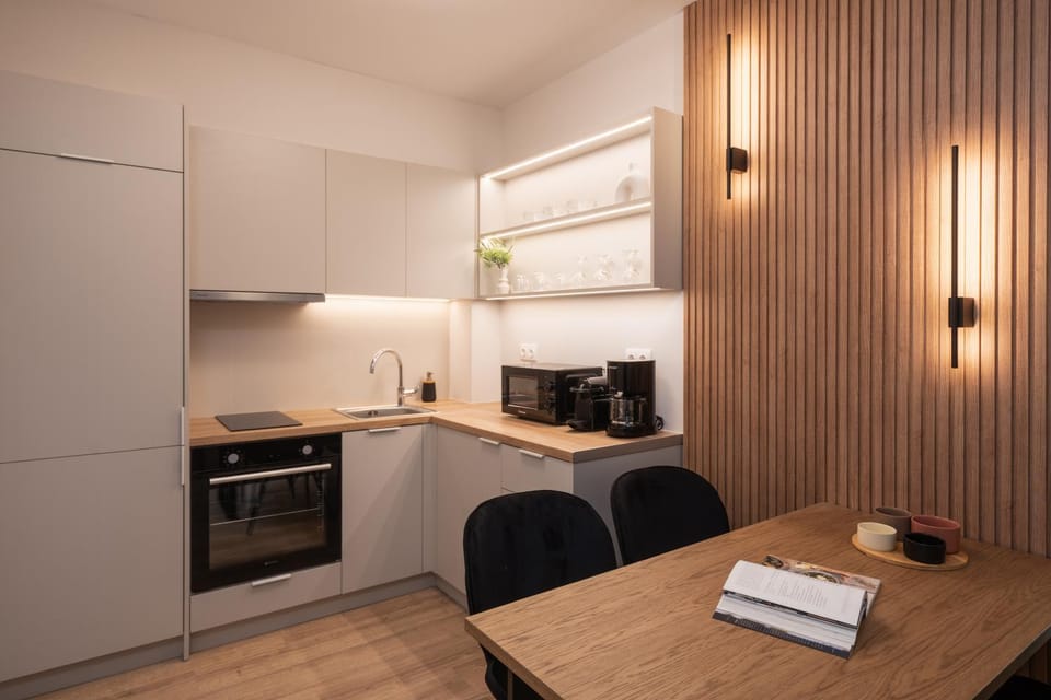 Coffee/tea facilities, Kitchen or kitchenette, Dining area, oven, stove, toaster