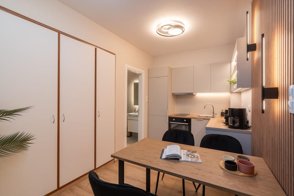 Kitchen or kitchenette, Dining area, stove