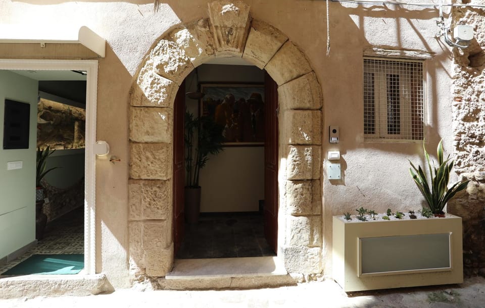 Property building, Facade/entrance, Day