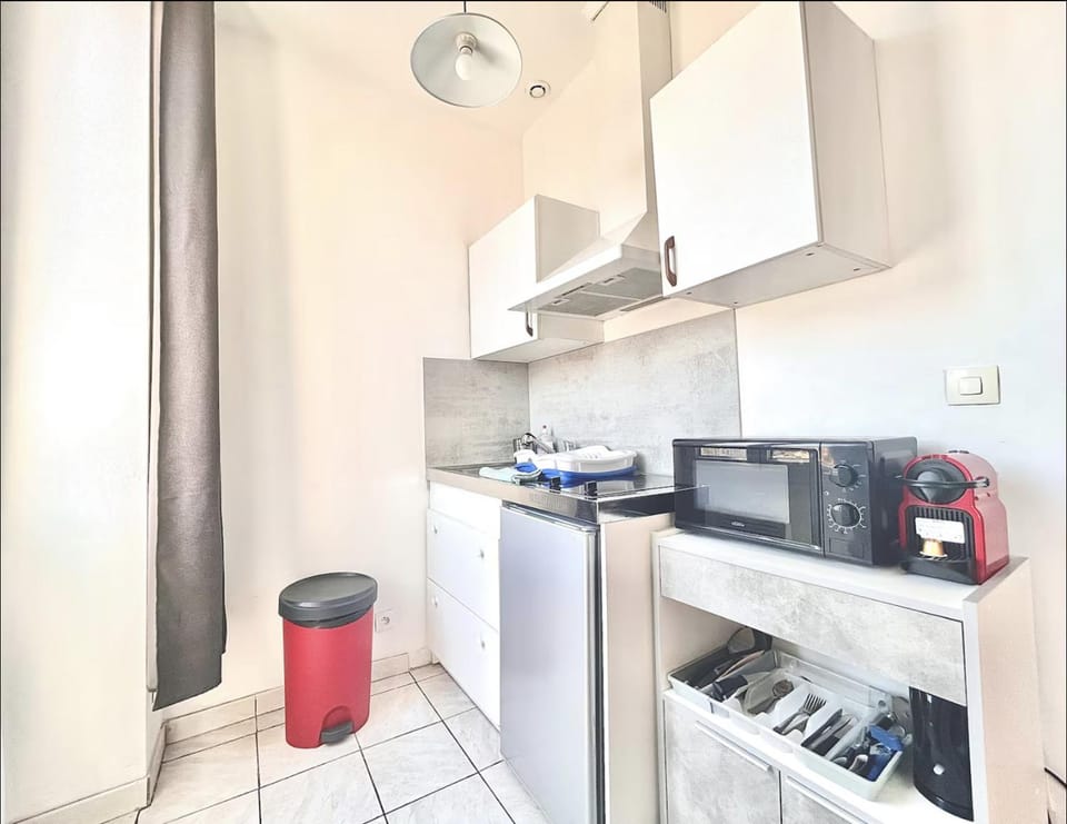 Coffee/tea facilities, Kitchen or kitchenette, stove