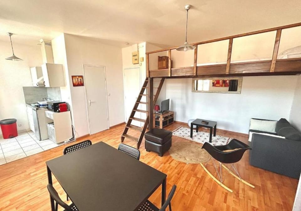 Bed, Kitchen or kitchenette, Living room, Photo of the whole room, Dining area, Bedroom